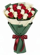 Букет Микс из красных и белых роз в Покровке