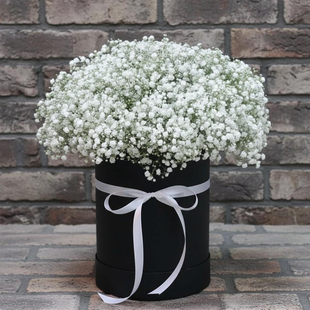 Цветочная композиция из Гипсофила в шляпной коробке в Покровке