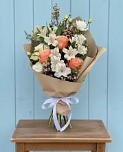 Букет цветов из:  Альстромерии, Лизиантусы, Розы и Хризантемы в Покровке