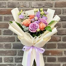 Букет цветов из:  Лизиантусы и Розы в Покровке