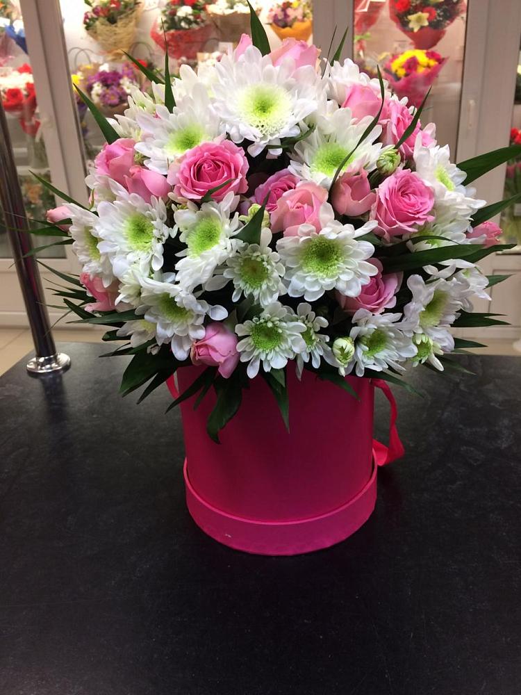 Цветочная композиция из Розы и Хризантемы в шляпной коробке в Покровке