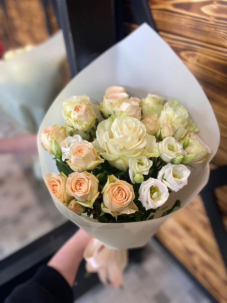 Букет цветов из: Розы и Лизиантусы в Покровке